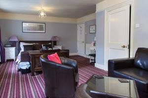 a living room with a couch and a bed at Haydens B&B in Rye