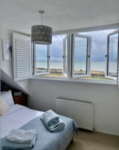 Кровать или кровати в номере Marine Cottage
