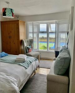 Кровать или кровати в номере Marine Cottage
