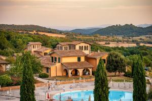 La alberca dentro o cerca de ISA-Residence with swimming pool surrounded by greenery just 5 minutes from Massa Marittima 21 fotos más