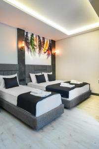 Postel nebo postele na pokoji v ubytování Comfort Point Two Hotel