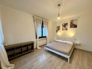 a large bedroom with a bed and a window at Venezia-Mestre Luxury Apartment Bros3 in Mestre