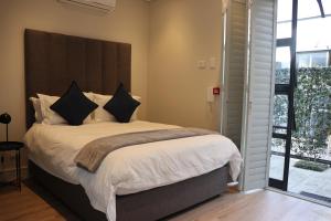 The Wantage Suites客房内的一张或多张床位