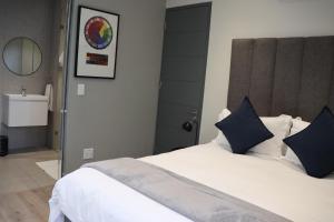 The Wantage Suites客房内的一张或多张床位