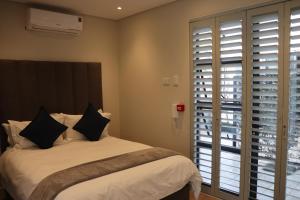 The Wantage Suites客房内的一张或多张床位