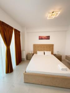 En eller flere senge i et værelse på Sunset apartment