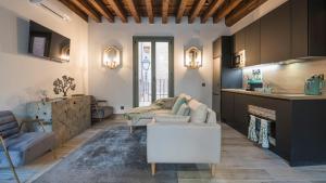 Una sala de estar con un sofá y una chimenea. en Luxury Los Olivos de San Ginés - Living Toledo, en Toledo