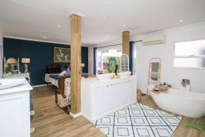 ein Badezimmer mit Badewanne und Waschbecken in der Unterkunft Lovely Family Home in Pecanwood Golf Estate in Kosmos + 78 Fotos