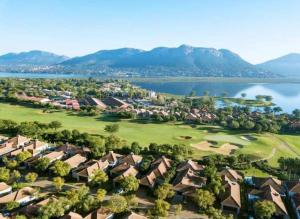 eine Luftansicht eines Resorts mit See und Häusern in der Unterkunft Lovely Family Home in Pecanwood Golf Estate in Kosmos