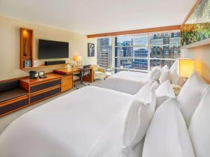 Postel nebo postele na pokoji v ubytování Fairmont Pacific Rim
