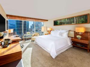 Postel nebo postele na pokoji v ubytování Fairmont Pacific Rim
