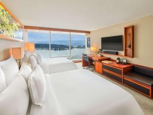 Postel nebo postele na pokoji v ubytování Fairmont Pacific Rim