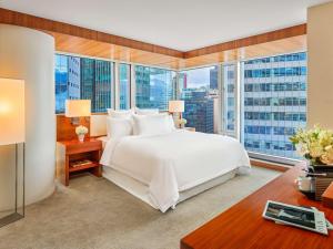 Postel nebo postele na pokoji v ubytování Fairmont Pacific Rim