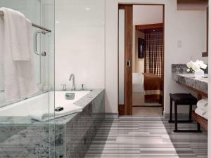 Koupelna v ubytování Fairmont Pacific Rim