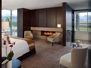 Postel nebo postele na pokoji v ubytování Fairmont Pacific Rim
