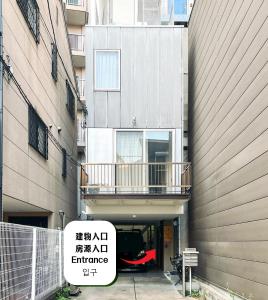 Tòa nhà nơi biệt thự tọa lạc