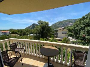 a balcony with chairs and a view of mountains at Romantic auch mit Kindern in Sutomore