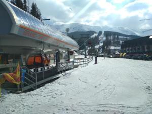 eine schneebedeckte Station an einer Skipiste in der Unterkunft Apartments MODOM in Liptovský Mikuláš