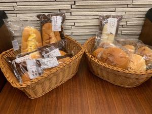 大阪市にあるベニキアカルトンホテル大阪道頓堀のテーブル上にパン入りバスケット2つ