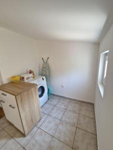 Kuchyň nebo kuchyňský kout v ubytování Apartmani "Ivan"