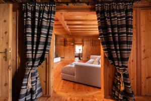 Ένα ή περισσότερα κρεβάτια σε δωμάτιο στο Hotel Chesa Rosatsch - Home of Food
