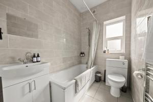 une salle de bain avec une baignoire, des toilettes et un lavabo dans l'établissement Central Reading - 3 bed apartment, à Reading