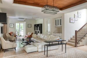 una sala de estar con un sofá y una mesa en Villa Aradhana by tisyastays, en Arpora