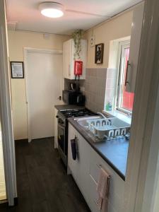 a kitchen with a stove and a sink at Imeary -3 Bdrm Sleeps 5 Contractor Accommodation in Westoe