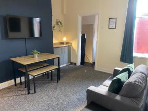 a living room with a table and a couch at Imeary -3 Bdrm Sleeps 5 Contractor Accommodation in Westoe