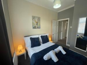 a bedroom with a bed with two towels on it at Imeary -3 Bdrm Sleeps 5 Contractor Accommodation in Westoe