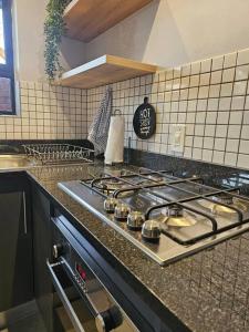 eine Küche mit einem Kochfeld in der Unterkunft The Cottage Unit in Kathu