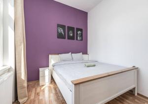 Postel nebo postele na pokoji v ubytování Crimson Charm