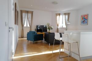 salon z kanapą i stołem w obiekcie REF 909 - Cannes Back Croisette - Apartment for rent w Cannes
