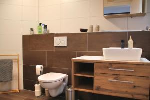 Bilik mandi di Interlaken 20min mit privater Quelle +25 gambar