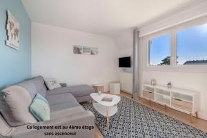 a living room with a couch and a table at Appart pour 4 en plein coeur de La Baule in La Baule