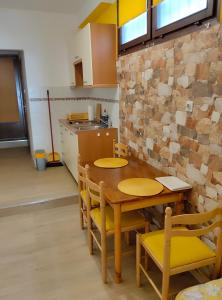 Η κουζίνα ή μικρή κουζίνα στο Apartmani Dea Jadranovo