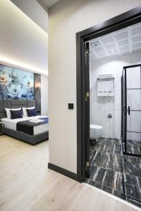 Postel nebo postele na pokoji v ubytování Comfort Point Two Hotel
