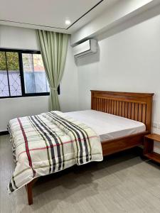 een slaapkamer met een bed in een kamer met een raam bij Masaki-2Bedroom-G03 in Dar es Salaam
