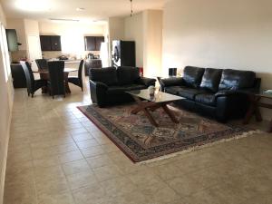 ein Wohnzimmer mit einer Couch und einem Couchtisch in der Unterkunft Queen Bed Room With Bath 20 Mins To Tesla in Austin