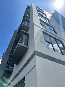 een hoog gebouw met de zon erop bij Masaki-2Bedroom-G03 in Dar es Salaam +52 foto's