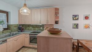 una cocina con un tazón en la parte superior de un mostrador en Brilago 1, en Brissago 24 fotos más