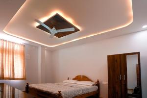 una camera con ventilatore a soffitto e letto di Nagadeep Residency a Mysore