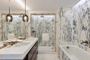 Um banheiro em Carlton Cannes, a Regent Hotel