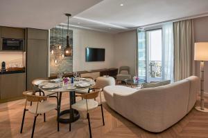 Uma TV ou centro de entretenimento em Carlton Cannes, a Regent Hotel