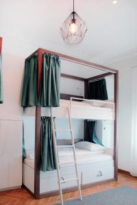 מיטה או מיטות קומותיים בחדר ב-Hostel Karavan Inn