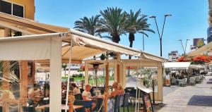 Restoran atau tempat lain untuk makan di Few steps from the beach hostel in Los Cristianos