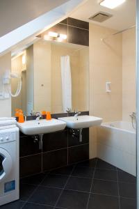Vonios kambarys apgyvendinimo įstaigoje Limes Apartments