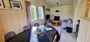 a dining room with a table and chairs at Camp Sjusjøen in Mesnali