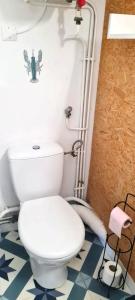 Un baño con inodoro blanco y ducha. en Évasion, Studio Cosy près de la Plage, en Saint-Nazaire