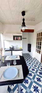 cocina con mesa y suelo azul y blanco en Évasion, Studio Cosy près de la Plage, en Saint-Nazaire 3 fotos más